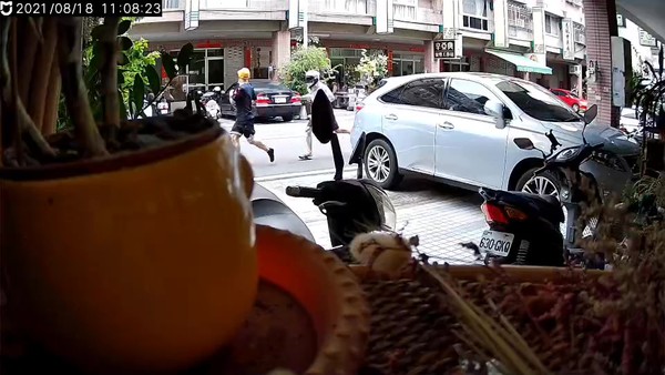 ▲▼大里惱羞男持刀追砍自助餐老闆10多刀後從容逃逸，警清晨全面搜山。（圖／民眾提供）