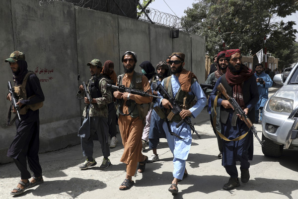 ▲▼ 塔利班成員在阿富汗首都喀布爾街道巡邏。（圖／達志影像／美聯社）
