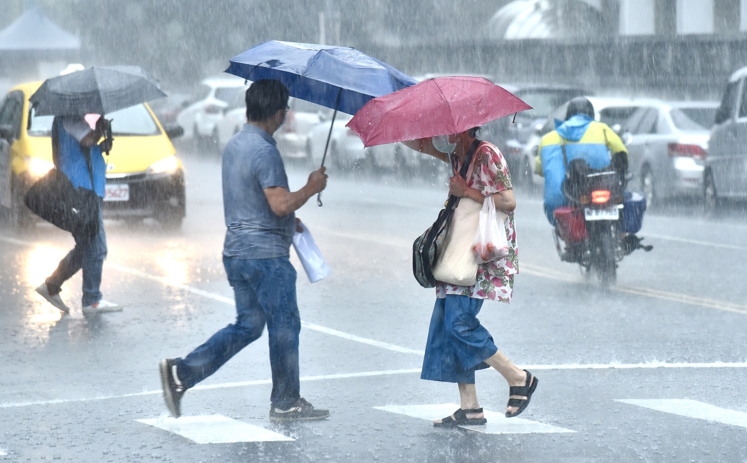 ▲▼大雨,下雨,雨天,天氣,豪大雨特報,雷陣雨,梅雨,降雨,氣象,通勤,豪雨特報,颱風外圍環流,西南氣流,鋒面,行人,撐傘,雨傘,路人,過馬路。（圖／記者李毓康攝）