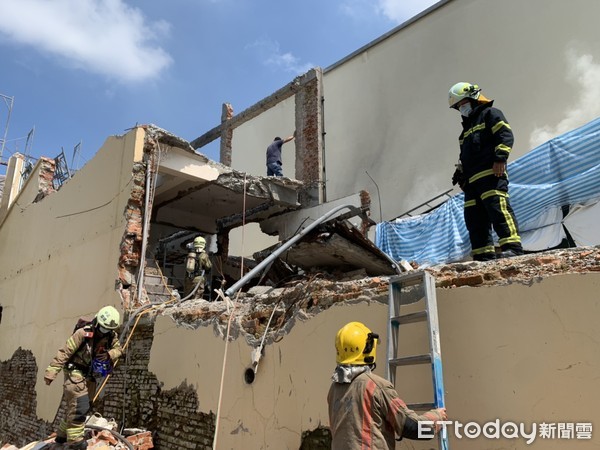 ▲台南市中西區1層水泥建築物鐵皮加蓋之住宅，因拆除施工不慎燒到泡綿引發火災，消防局據報馳援現場，所幸處理得宜，很快撲滅火勢，無人受傷受困。（圖／記者林悅翻攝，下同）