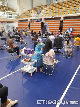 ▲▼      65歲以上長輩接種第二劑AZ疫苗 8月28日啟動大型接種站施打       。（圖／記者林名揚翻攝）