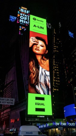▲▼A-Lin開心躍上紐約時代廣場巨幕。（圖／众悅娛樂提供）