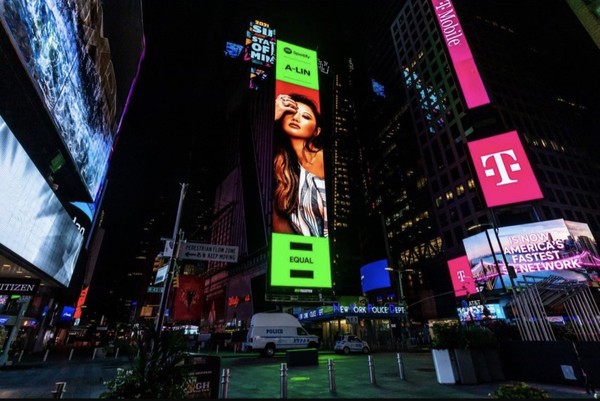 ▲▼A-Lin開心躍上紐約時代廣場巨幕。（圖／众悅娛樂提供）