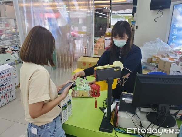 ▲拚經濟!台東農會滿500送200。（圖／記者楊漢聲翻攝）