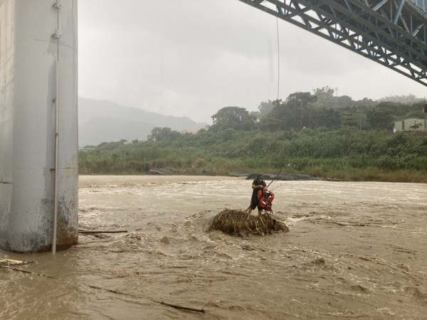 ▲▼一名越南籍男移工在一江橋下釣魚，不料河水暴漲，受困沙洲。（圖／民眾提供）