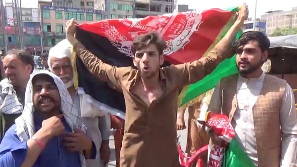 ▲▼阿富汗東部城市賈拉拉巴德（Jalalabad）18日爆發反塔利班示威，現場出現塔利班分子持槍掃射，釀成3人死亡。（圖／路透）