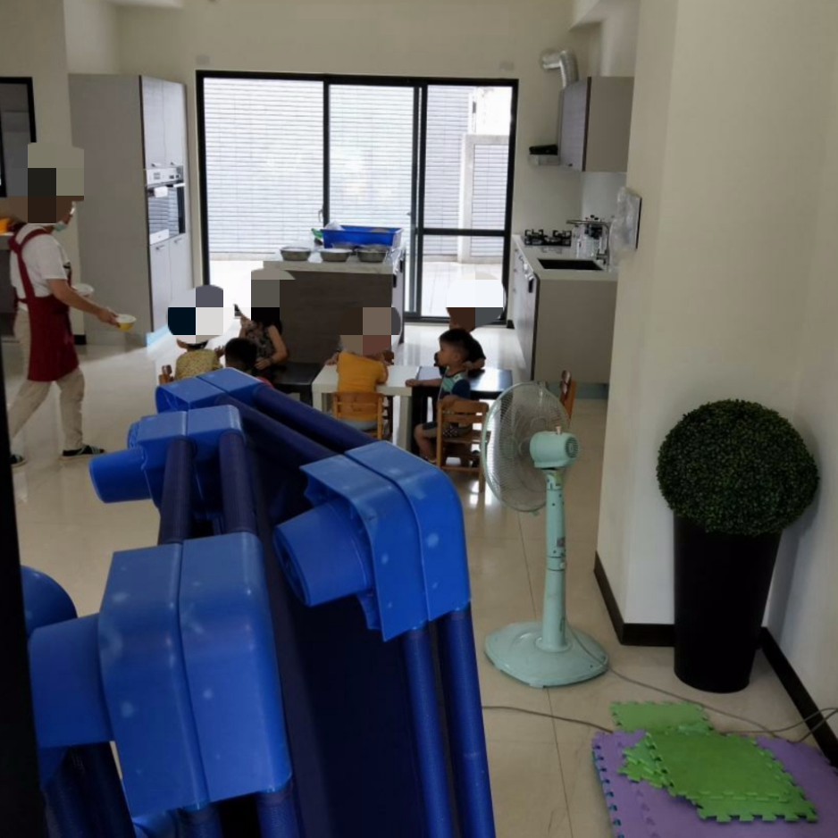 ▲▼太平某幼兒園疑超收竟私藏民宅，幼童躲1個月午覺睡到滿頭汗。（圖／翻攝靠北幼稚園）