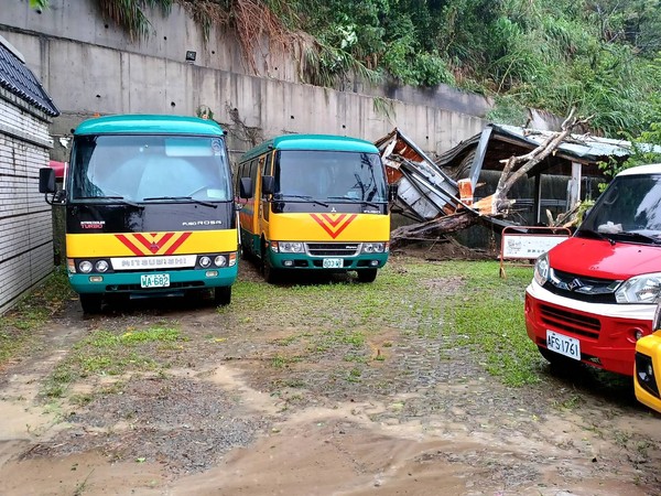 ▲▼十方啟能中心遭盧碧風災侵襲屋毀漏雨，台電人捐15萬重建家園。（圖／台電提供）