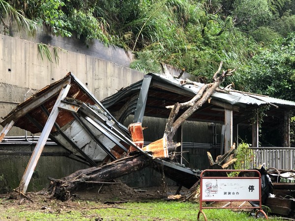 ▲▼十方啟能中心遭盧碧風災侵襲屋毀漏雨，台電人捐15萬重建家園。（圖／台電提供）