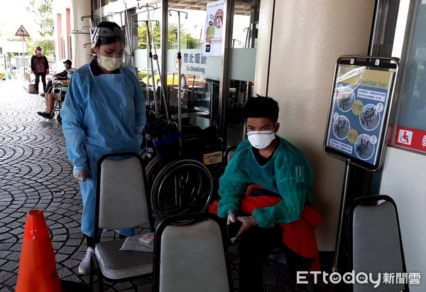 ▲移民署南區事務大隊台南市專勤隊派專人陪同，以救護車送移工前往醫篩檢，並等待採檢結果，幸好係陰性，虛驚一場。（圖／記者林悅翻攝，下同）