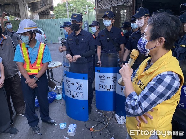 ▲立委陳椒華關心南鐵半拆遷戶黃春香，凌晨前往台南黃春香家關心，並疑質鐵道局毀諾強拆。（圖／記者林悅翻攝，下同）