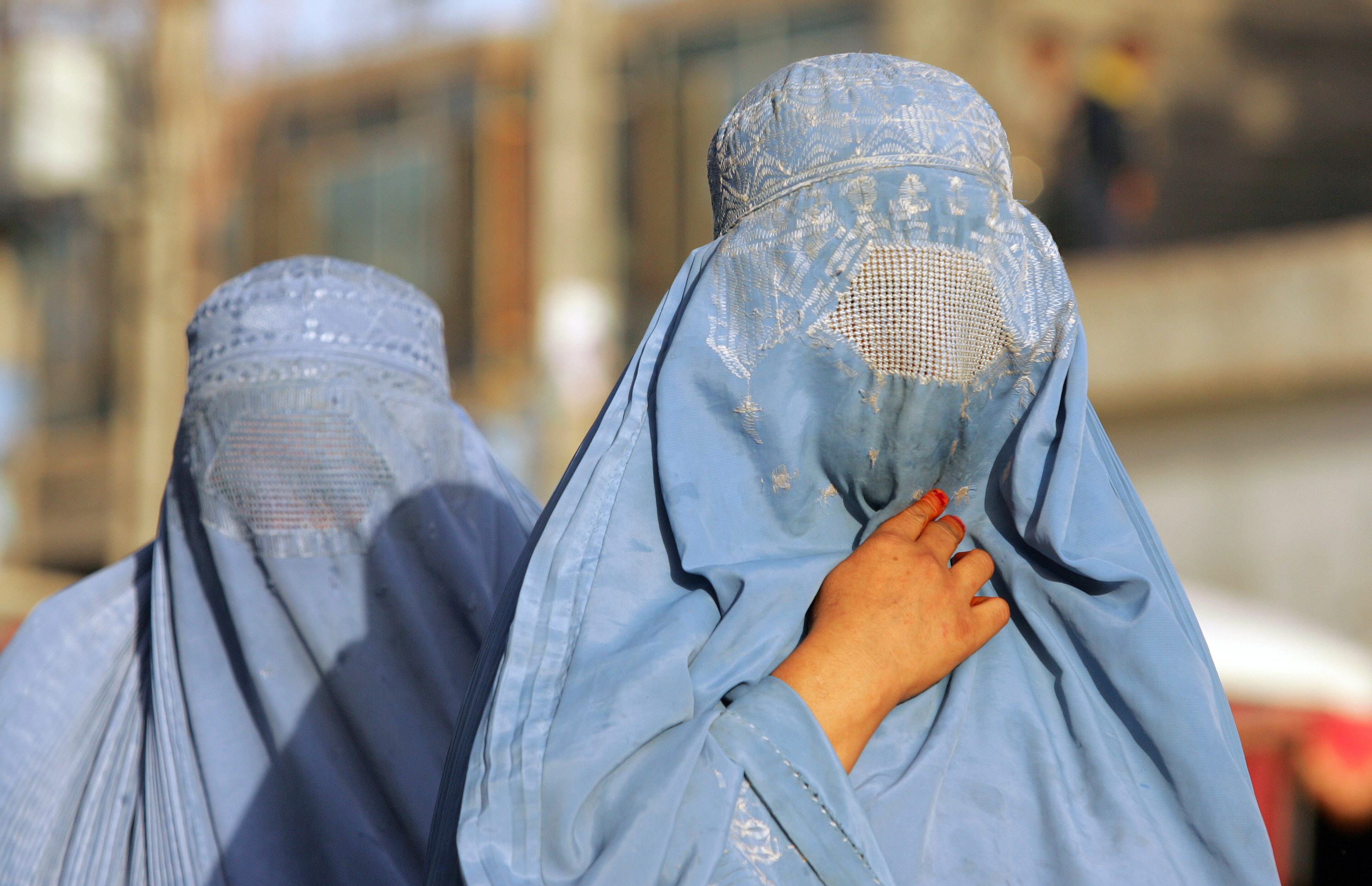 ▲▼阿富汗婦女須穿著幾乎覆蓋全身的罩袍，才能被允許外出。（圖／達志影像）