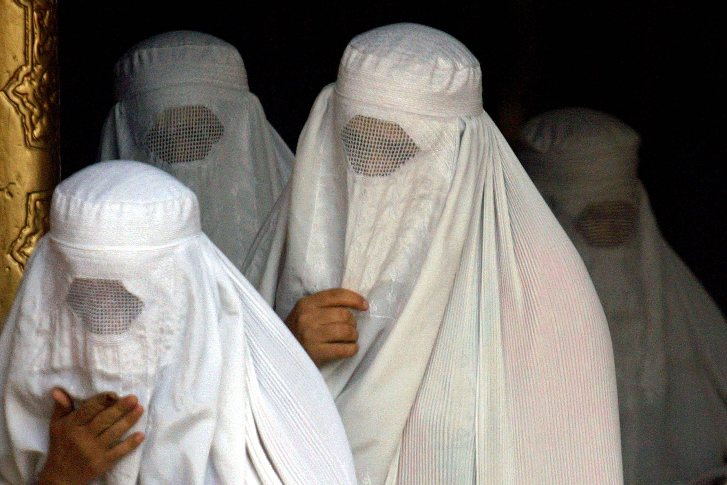 ▲▼阿富汗婦女在齋戒月參拜清真寺，外出時須穿上覆蓋全身的白色罩袍。（圖／達志影像）