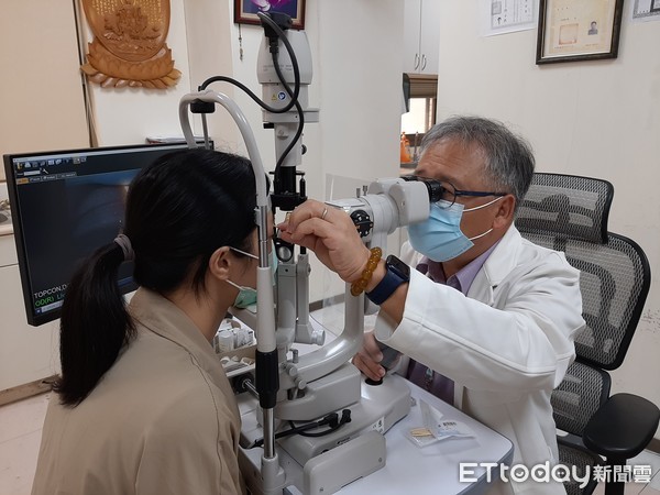 ▲德恩診所眼科主任黃慶瑄表示，因疫情影響，學生及大人長時間使用3C產品，進而影響視力問題。（圖／記者黃孟珍翻攝）