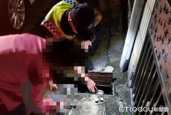▲警方到場後一邊上網查詢，一邊將止水閥關閉，順利幫徐婦解除危機。（圖／記者黃孟珍翻攝）