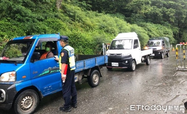 ▲警方協助緊急通行。（圖／記者楊漢聲翻攝）