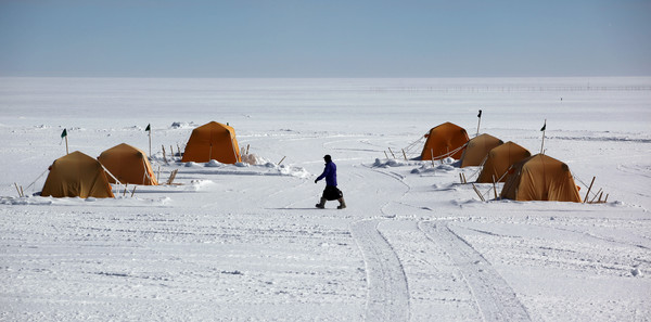 ▲▼格陵蘭冰蓋頂峰處的觀測站營地。（圖／達志影像／美聯社）