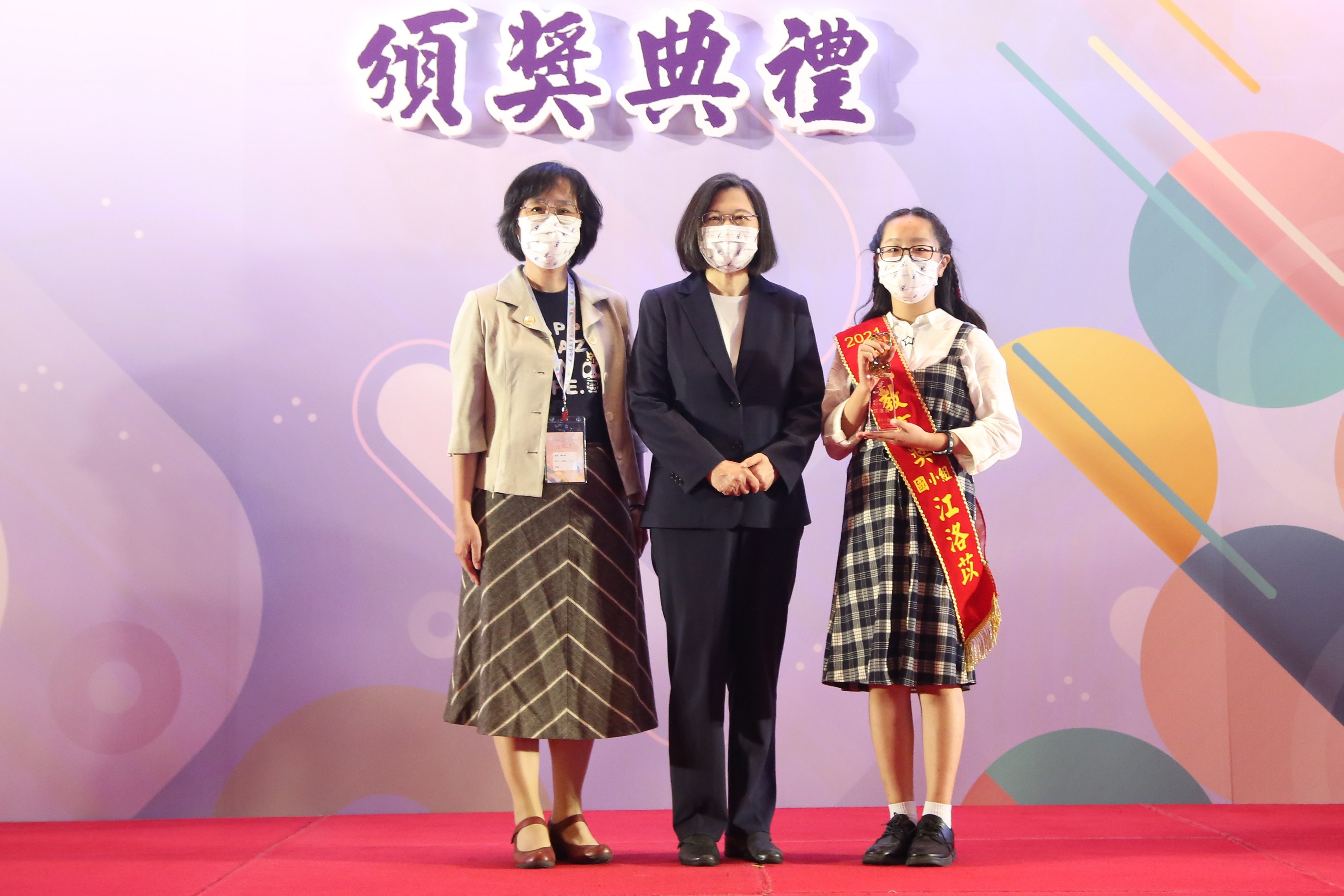 ▲▼    江洛苡（圖右）獲總統教育獎　   。（圖／教育部提供）