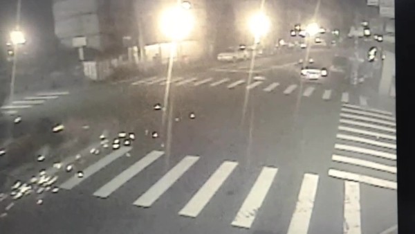 ▲太平昨晚發生一起死亡車禍，路面上飄散撞擊後產生的火花。（圖／民眾提供）