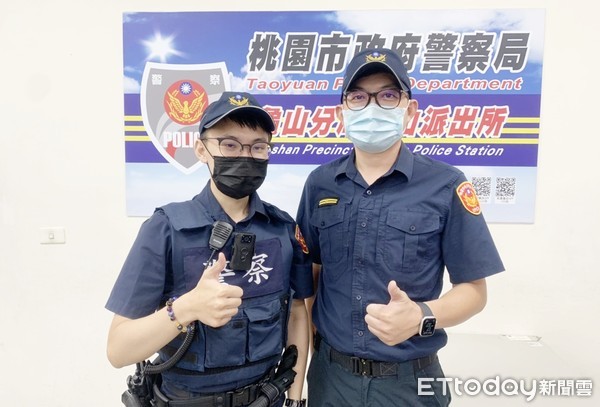 ▲桃園市龜山警分局龜山派出所所長馮理澤（右）對員警陳俊諺（左）協助孕婦開道赴醫待產，豎起大拇指稱讚。（圖／記者沈繼昌翻攝）