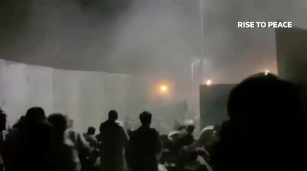 ▲▼喀布爾機場外圍的人群被催淚彈攻擊。（圖／路透）