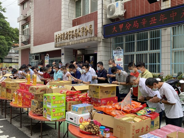 ▲▼大甲警方祭拜好兄弟，花生醬、破布子和乖乖澎湃上桌，祈求平安順遂。（圖／大甲警方提供）