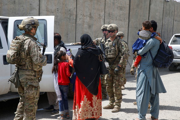 ▲▼美國軍隊協助阿富汗民眾撤離。（圖／路透）