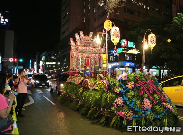 ▲鷄籠中元祭水燈車隊繞境祈福 維繫百年傳統科儀不輟。（圖／記者郭世賢翻攝）