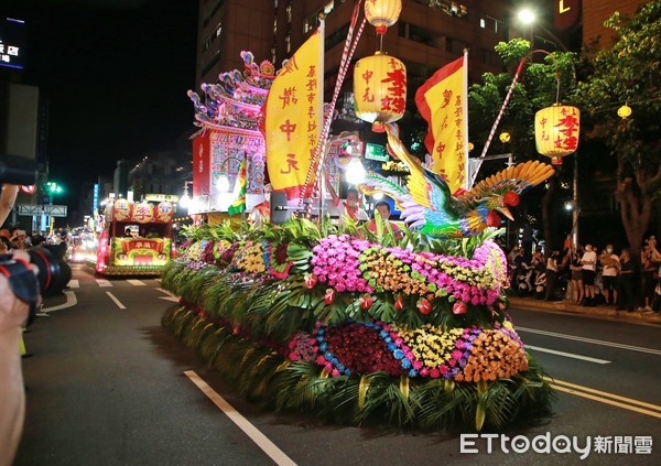 ▲鷄籠中元祭水燈車隊繞境祈福 維繫百年傳統科儀不輟。（圖／記者郭世賢翻攝）