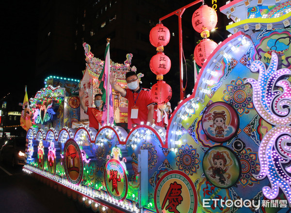 ▲鷄籠中元祭水燈車隊繞境祈福 維繫百年傳統科儀不輟。（圖／記者郭世賢翻攝）