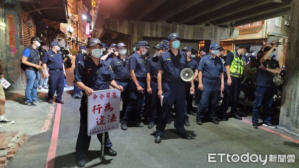 ▲台南市警五分局針對未經申請許可，在拆除戶黃春香住家前非法集會，且經四次舉牌拒不離去的學生進行強制管束，將對為首李、黃2人依法究辦。（圖／記者林悅翻攝，下同）