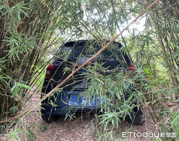 ▲警方於竹林中發現吳男棄置贓車。（圖／中壢警分局提供）