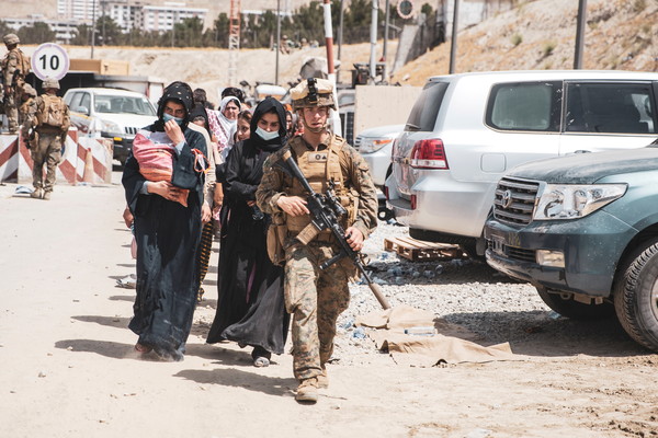 ▲▼ 阿富汗／喀布爾機場美軍人員疏散難民。（圖／路透）