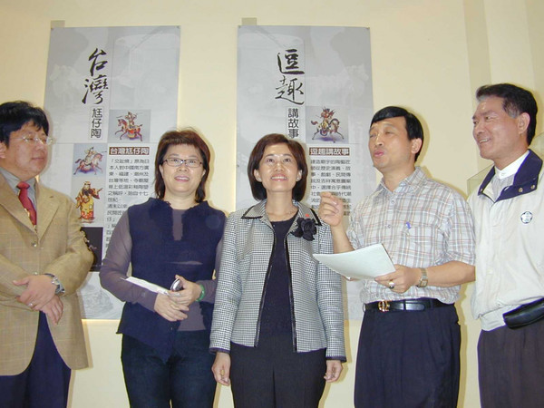 王鏘嵐的父母王福源、魏麗嫥（右二及左二）伉儷收藏藝術品多年，2003年時成立文物館傳承文化及分享樂趣。（圖／報系資料照）
