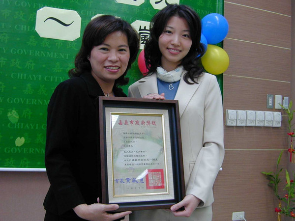 王鏘嵐於2006年時考上哈佛大學，獲時任嘉義市長黃敏惠頒發「嘉義女兒」獎狀。（圖／報系資料照）