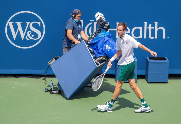 ▲梅德韋傑夫爆怒飛踢場邊攝影機。（圖／路透）