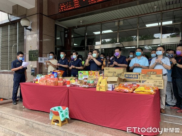 ▲中元普渡祭拜，中興警分局以「乖乖、花生醬、破朴子」祈求轄區治安穩定。（圖／記者高堂堯翻攝）