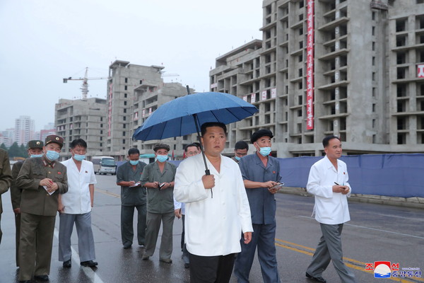 ▲▼金正恩視察平壤普通江畔高級住宅園區，身形比之前更消瘦。（圖／達志影像）