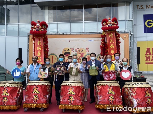 ▲台南市勞工局晴天創意築夢坊，於南紡購物中心辦理「晴天好市集─十載好藝思」主題展售活動。（圖／記者林悅翻攝，下同）