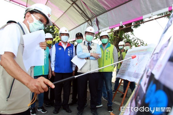 ▲台南市麻豆區埤頭里永安宮抽水站工程，於今年豪雨發揮良好防洪功效，讓永安宮周邊社區不再淹水，受到在地里民讚許與肯定，台南市長黃偉哲上午前往視察受鄉親肯定。（圖／記者林悅翻攝，下同）