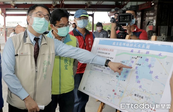 ▲台南市麻豆區埤頭里永安宮抽水站工程，於今年豪雨發揮良好防洪功效，讓永安宮周邊社區不再淹水，受到在地里民讚許與肯定，台南市長黃偉哲上午前往視察受鄉親肯定。（圖／記者林悅翻攝，下同）