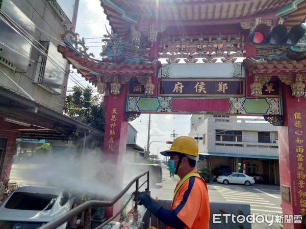 ▲▼雲林縣府派員至足跡點清消。（圖／記者蔡佩旻翻攝）