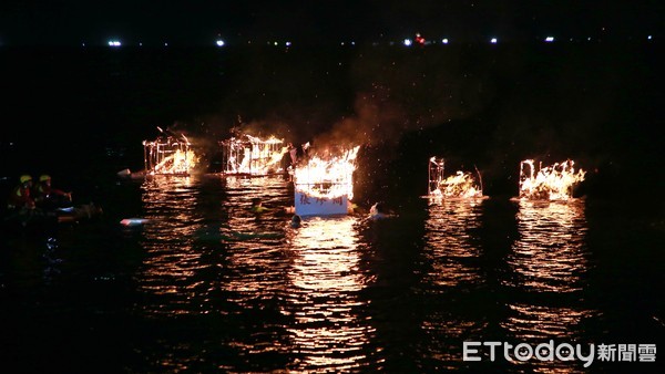 ▲雞籠中元祭重頭戲「施放水燈頭」 祝禱平安順遂疫情早日過去。（圖／記者郭世賢翻攝）