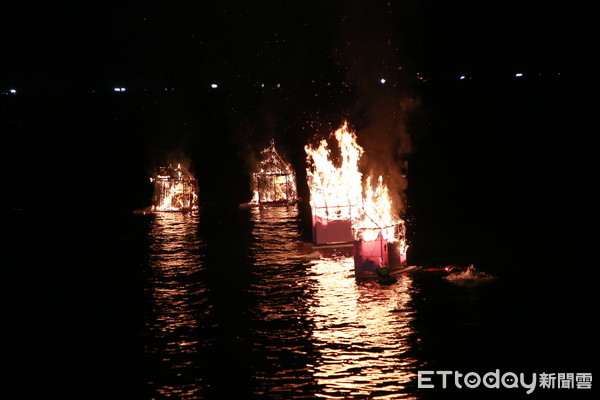 ▲雞籠中元祭重頭戲「施放水燈頭」 祝禱平安順遂疫情早日過去。（圖／記者郭世賢翻攝）