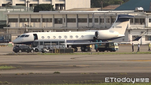 ▲▼0822郭台銘返台 班機降落。（圖／記者張榮恩攝）