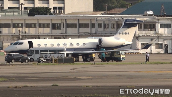 ▲▼0822郭台銘返台 班機降落。（圖／記者張榮恩攝）