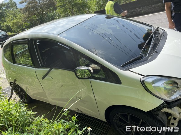 ▲▼范男自稱開車失控撞上老偉士牌，後方行車記錄器拍下他從副駕駛座下車查看             。（圖／記者陳以昇翻攝）