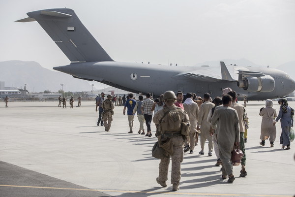 ▲美軍日前出動C-17運輸機載運撤離的美國公民及阿富汗人。（圖／達志影像／美聯社）