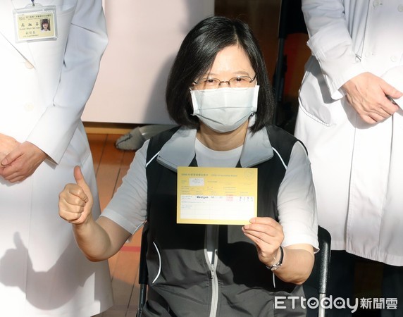 路透：台灣開打「有爭議的」高端疫苗　蔡英文以接種證明安全性 | ETto