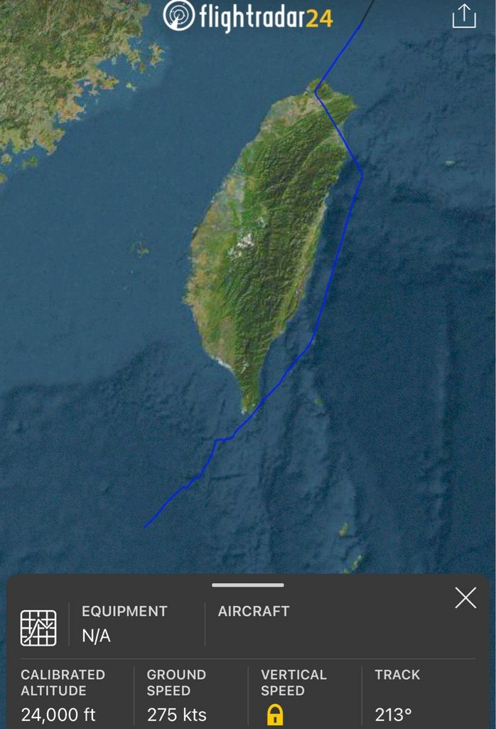 ▲▼PTT網友爆料，根據在「Flightradar24」軌跡顯示，美軍2架F18直接飛越台北上空。（翻攝自PTT/Sasuke）